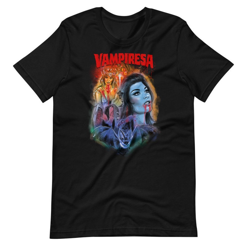 K&ouml;nnte beinhalten: Schwarzes T-Shirt mit einem bunten Grafikdruck einer Vampirfrau mit einer Fledermaus und dem Text "Vampiresa" in Rot.