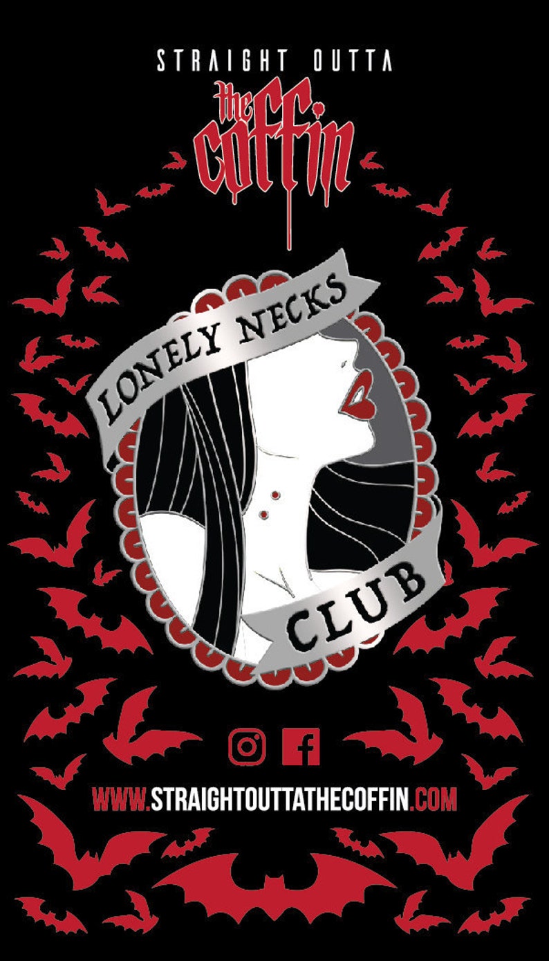 Puede incluir: Un pin de esmalte plateado y rojo con una ilustraci&oacute;n en blanco y negro del perfil de una mujer con el texto "Lonely Necks Club" en una pancarta. El pin est&aacute; rodeado por un borde rojo y blanco y murci&eacute;lagos. El texto "Straight Outta the Coffin" est&aacute; en la parte superior de la imagen.
