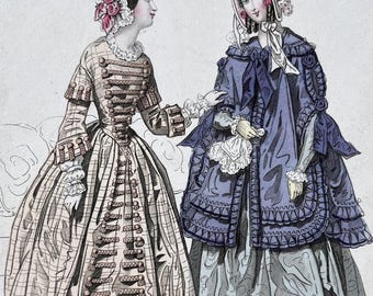 Può includere: Un'illustrazione di moda antica raffigura due donne in abiti d'epoca. La donna a sinistra indossa un abito a quadri beige e bianco con bottoni decorativi. La donna a destra è in un mantello e un abito blu con dettagli in pizzo. Entrambe indossano copricapi floreali.