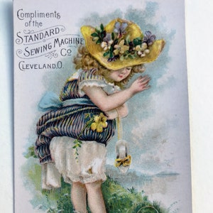 Carte publicitaire de l'époque victorienne, Machines à coudre standard, Fille au bonnet jaune, Papier éphémère ancien, Fil, Enfants, Mignonne, Enfants