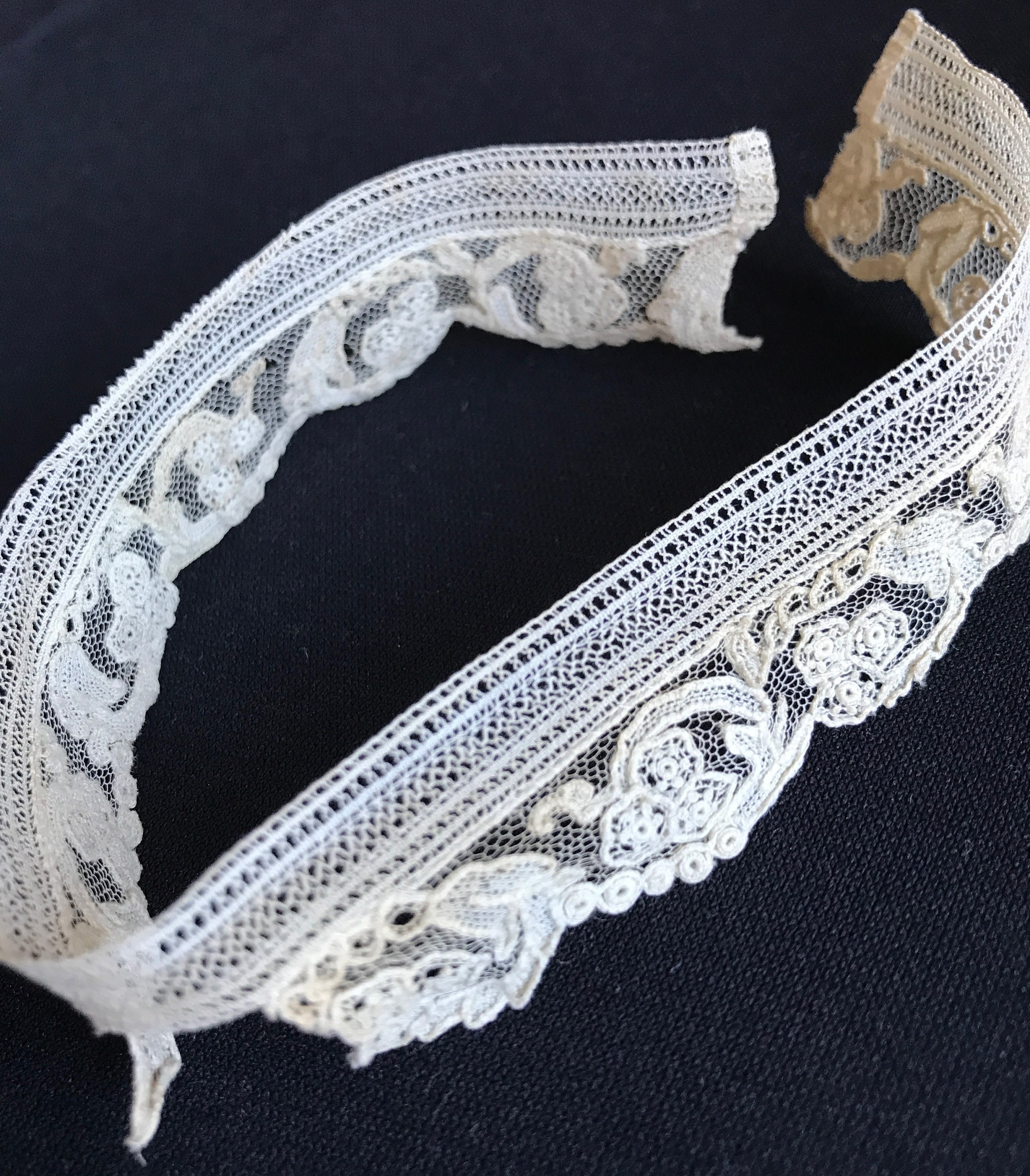 Collier Ancien En Dentelle Point De Gaze – Fait Main – Début 1800 – Ivoire