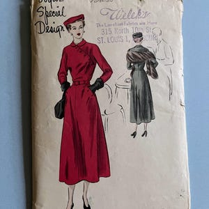 Pode incluir: Padrão de costura vintage Vogue Special Design. A capa apresenta um vestido vermelho com chapéu e luvas a condizer. O texto no padrão diz "Welek's The Loveliest Fabrics are Here 315 North 10th St, ST. LOUIS 1, SOUR". Impresso nos EUA.