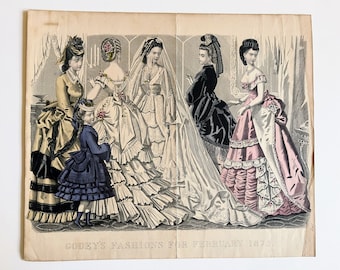 Könnte beinhalten: Ein antiker Druck mit dem Titel "Godey's Fashions for February 1872", der mehrere Frauen und ein junges Mädchen in aufwendigen Kleidern zeigt. Die Kleider sind in verschiedenen Farben gehalten, darunter Gelb, Weiß, Schwarz und Rosa, mit detaillierter Spitze und Rüschen. Der Druck befindet sich auf gealtertem Papier.