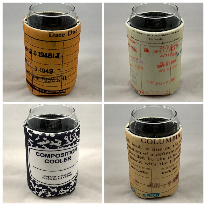 Puede incluir: Cuatro enfriadores de latas diferentes con dise&ntilde;os de tarjetas de biblioteca vintage. Los dise&ntilde;os incluyen una tarjeta de biblioteca amarilla con el texto "Date Due" y una fecha, una tarjeta de biblioteca blanca con el texto "University of California Library" y una fecha, un dise&ntilde;o de cuaderno blanco y negro con el texto "Composition Cooler", y una tarjeta de biblioteca marr&oacute;n con el texto "Columbia" y una fecha.