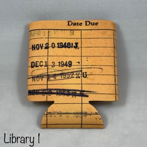 Puede incluir: Un porta-tarjetas de biblioteca amarillo con una secci&oacute;n de fecha de vencimiento y fechas escritas en tinta negra. Las fechas incluyen: APR 12, NOV 2 0 19481J, DEC 1 3 1949, NOV 14 1952 KU. El texto "Library I" est&aacute; escrito en tinta negra en la parte inferior del porta-tarjetas.