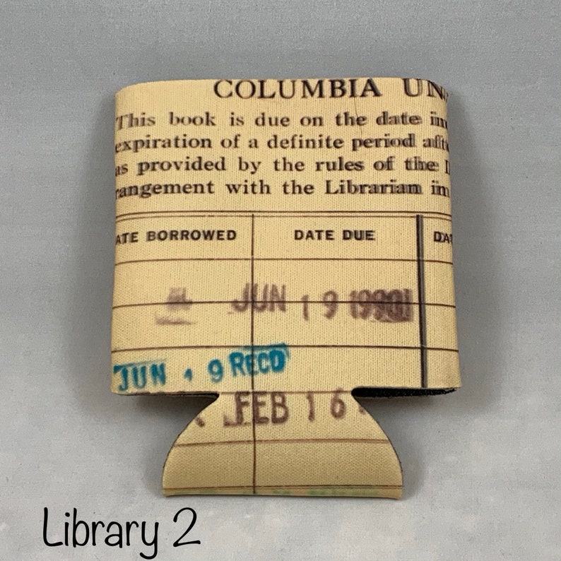 Puede incluir: Un enfriador de latas beige con un dise&ntilde;o de tarjeta de biblioteca. El texto "COLUMBIA UN" est&aacute; en la parte superior del enfriador. El texto "JUN 19 19901" y "JUN 9 RECO" est&aacute; impreso en azul. El texto "FEB 16" est&aacute; impreso en marr&oacute;n. El texto "Library 2" est&aacute; impreso debajo del enfriador.