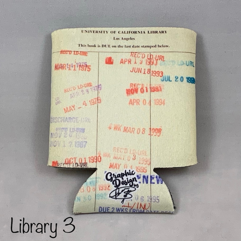 Puede incluir: Un aislante de bebidas de tela blanca con un sello de la Biblioteca de la Universidad de California y varios sellos de fecha. Los sellos son de tinta roja, azul y negra. El texto en el sello dice "University of California Library, Los Angeles. This book is DUE on the last date stamped below."
