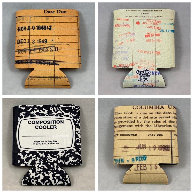 Puede incluir: Cuatro dise&ntilde;os diferentes de aislantes de bebidas, o koozies, con un tema de tarjeta de biblioteca. El primero es amarillo con texto negro, el segundo es blanco con texto negro, el tercero es blanco y negro con el texto "Composition Cooler", y el cuarto es amarillo con texto negro. El texto del primer koozie dice "Date Due" e incluye fechas de 1948 a 1963. El texto del segundo koozie dice "University of California Library" e incluye fechas de 1950 a 1995. El texto del cuarto koozie dice "Columbia University" e incluye fechas de 1980 a 1981.