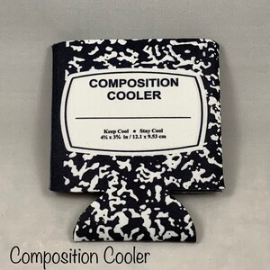 Puede incluir: Un enfriador de latas negro y blanco estilo cuaderno de composici&oacute;n con el texto "COMPOSITION COOLER" y "Keep Cool Stay Cool 4 1/4 x 3 3/4 in / 12.1 x 9.53 cm".