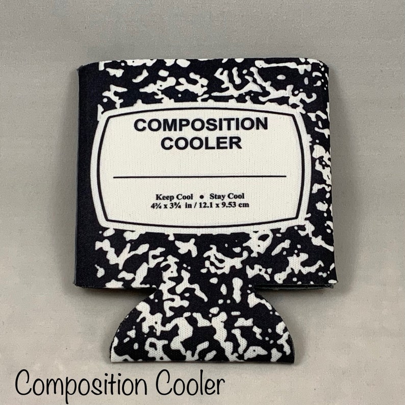 Puede incluir: Un enfriador de latas negro y blanco estilo cuaderno de composici&oacute;n con el texto "COMPOSITION COOLER" y "Keep Cool Stay Cool 4 1/4 x 3 3/4 in / 12.1 x 9.53 cm".