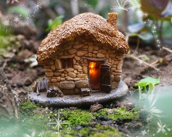 Fairy Miniatur, 1 Stück Tiny Cottage mit Lampe, Grasdach Leuchtend, Mini Fairy Garden Liefert Sukkulenten Terraium DIY Zubehör