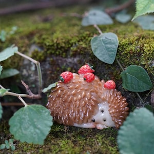 Harz Miniatur winziger Igel mit roter Beere, Mini Fairy Garden Sukkulenten Terraium DIY Zubehör