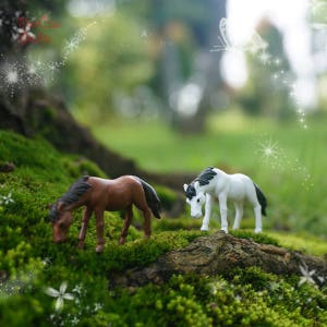 Fee Miniatur Kleines Pferd 2 Stück, Weiß + Braun, Mini Fee Garten Zubehör DIY Zubehör Terrarium Figuren