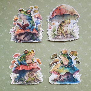 ENSEMBLE A : 4 x autocollants Grenouilles sur Toadstools. Autocollants mignons. Capricieux. Champignons. Décorations de journal de planificateur de scrapbook de courrier d’escargot. Éphémère.
