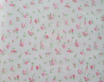 Imprimé boutons de rose roses de Fabric Finder - 100 % coton, 60 po. de large - Disponible par incréments d'un mètre et d'un demi-mètre.