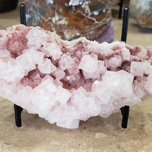 Racimo de halita rosa de 135 g