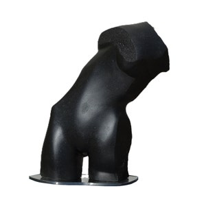 Pode incluir: Uma escultura abstrata preta de um torso sobre uma base de vidro transparente.