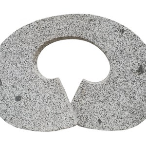 Könnte beinhalten: Eine graue Granitskulptur mit einem großen, offenen, herzförmigen Ausschnitt. Die Skulptur ist glatt und hat eine gesprenkelte Textur.
