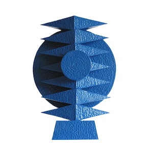 Peut inclure: Une sculpture en céramique bleue avec une surface texturée. La sculpture est composée d'une série de formes géométriques empilées, y compris des cercles et des triangles.
