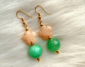 Earrings with aventurine pink flower and green stone with yellow gold plated hooks S56