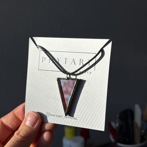 Glas-in-lood spiegelketting: hanger in de vorm van een omgekeerde driehoek