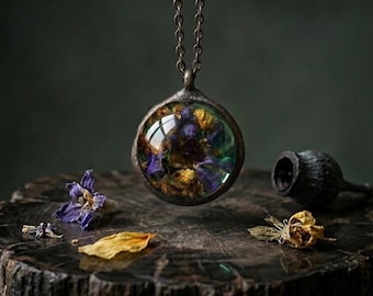 Ciondolo a forma di fiore essiccato d'ispirazione vintage, gioiello rotondo in resina, regalo per lei, collana con arte botanica