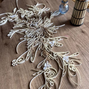 Centro de mesa en papel torneado decorado con pedrería y flores secas. composición frágil, no es posible la entrega, se recogerá en Annecy imagen 2