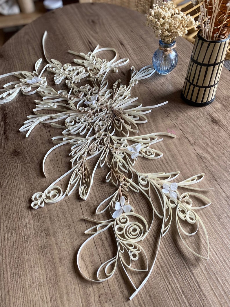 Centro de mesa en papel torneado decorado con pedrería y flores secas. composición frágil, no es posible la entrega, se recogerá en Annecy imagen 2