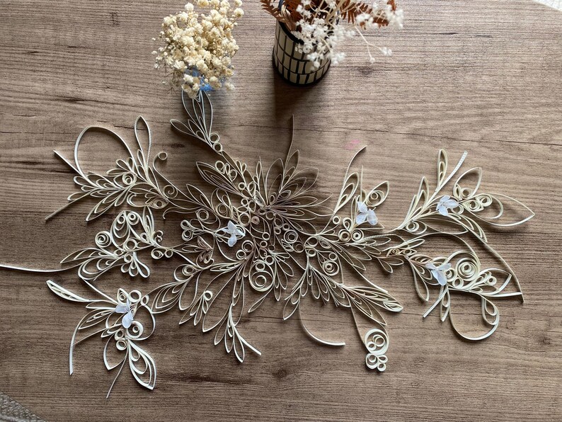 Centro de mesa en papel torneado decorado con pedrería y flores secas. composición frágil, no es posible la entrega, se recogerá en Annecy imagen 3