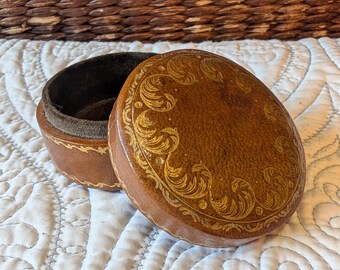 Caja de joyería redonda de cuero marrón vintage con detalles dorados, hecha a mano, con detalles dorados en espiral, ideal para anillos y pendientes. Regalo perfecto para guardar objetos pequeños y para decorar tu tocador.