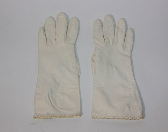 Vintage Ladies Gloves - Vtg Womens White gloves W… - image 1