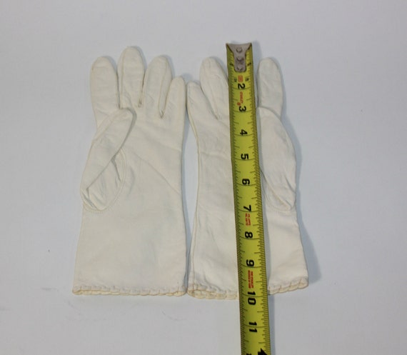 Vintage Ladies Gloves - Vtg Womens White gloves W… - image 4