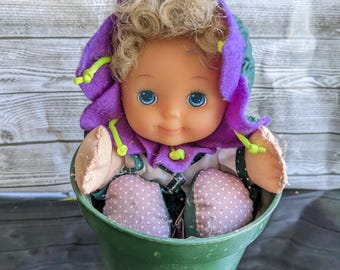 Muñeca de peluche vintage de 1995, maceta con flores de campanilla, maceta morada, muñeca de peluche, juguete de regalo, muñeca vintage de juguete, muñeca coleccionable de cabello rubio y ojos azules.