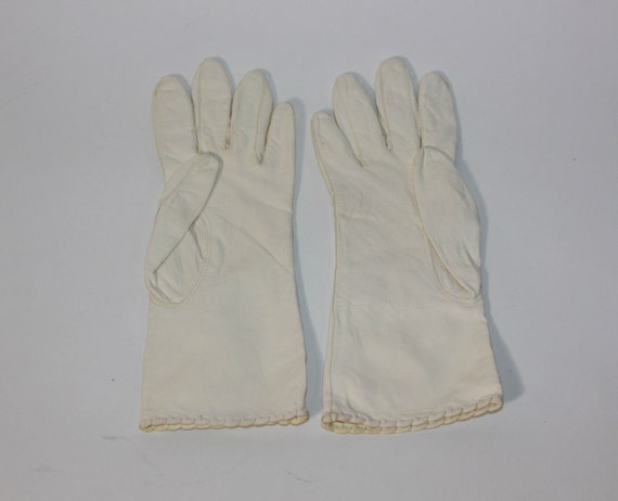 Vintage Ladies Gloves - Vtg Womens White gloves W… - image 2