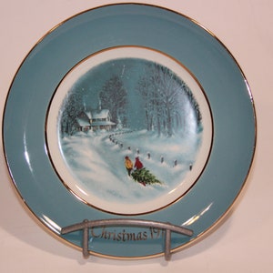 AVON Christmas Plate 1976 “Bringing home the tree” Plate third Edition christmas - Vintage 70s Christmas Decor - Christmas Plate Gift -