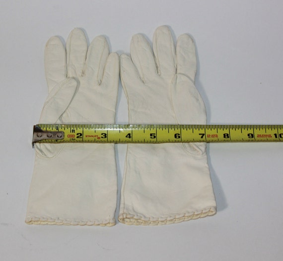 Vintage Ladies Gloves - Vtg Womens White gloves W… - image 3