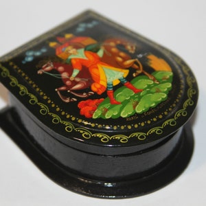 Nice Vintage Russian PALEKH Hand painted Lacquer Mini Box Signed By The Artist - Woman/queen/princess and horses russian trinket box
