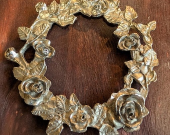 Vtg Rose Footed Trivet Hot Plate Pewter Rose Wreath Decor Wall Hanging Sculpture Decorative Kitchen Trivet Tile Decorative metal floral rose
