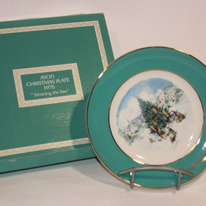 vtg AVON Christmas Plate 1978 “Trimming the Tree” Plate sixth Edition Wedgewood - Vintage Christmas Decor Gift For Her - 70s Christmas Decor