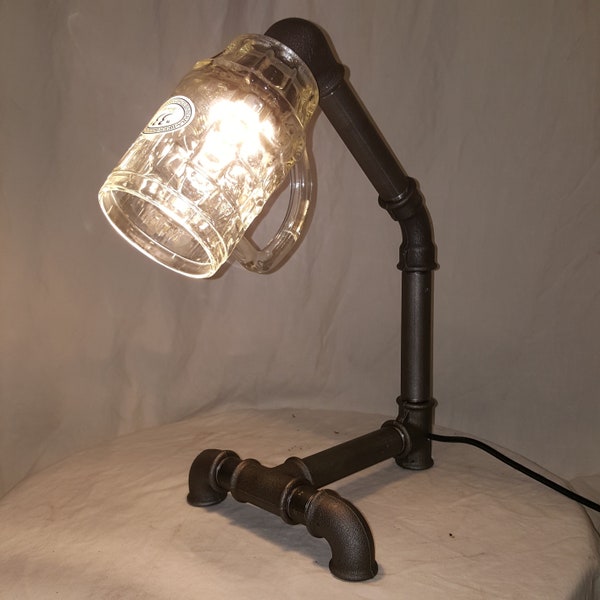 Lampe décorative Trépied de tubes acier Globe en verre d'une CHOPE bière vintage fil électrique tissu noir.