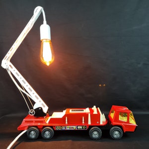 Lampes de table lampe de bureau lampe décorative lampe rouge Camion de pompier en tôle Années70 BRONCO