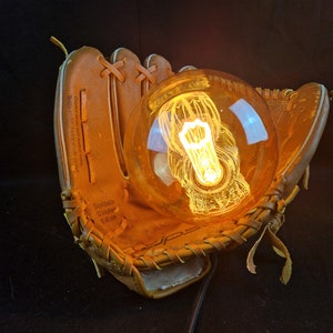 Lámpara única de diseño ecológico que recicla el guante de béisbol de cuero con bombilla decorativa vintage. Envío por caja previamente usada. Regalo de béisbol.
