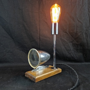 Lámpara decorativa única de diseño ecológico con espejo retrovisor cromado reciclado sobre base de madera. Bombilla decorativa vintage Autophile Envío en cartón reciclado