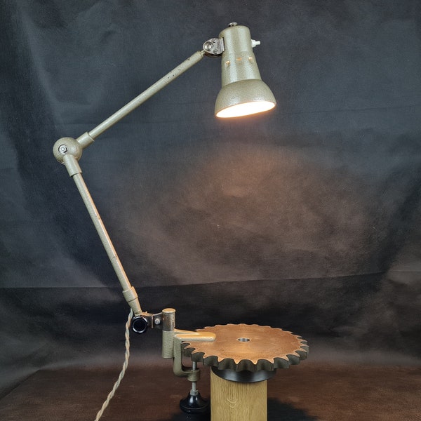 Lámpara de taller industrial marca LUMINA - Dos brazos ajustables sobre abrazadera / base de vicio - Pintura metálica martillada