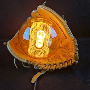 Lámpara única de diseño ecológico que recicla el guante de béisbol de cuero con bombilla decorativa vintage. Envío por caja previamente usada. Regalo de béisbol.