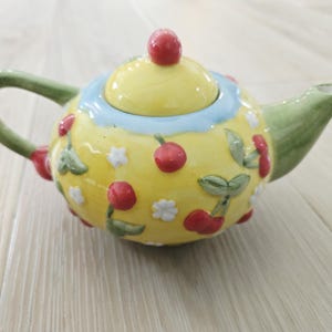 Oneida kersentheepot, handbeschilderd keramisch minitheepotje in geel, rood en groen, cottagecore keukendecoratie