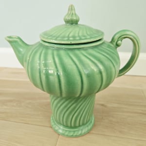 Vintage Green Art Pottery Pedestal Teapot – Ribbed Swirl Glaze – 1930s Ohio Pottery Style – Cottage Farmhouse Decor
