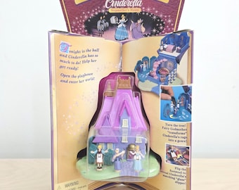 Puede incluir: Set de juego Disney Tiny Collection Cenicienta. El paquete presenta una casa morada, figuras en miniatura y el texto "¡Abre un mundo de sorpresas divertidas!" y "Casa de la madrastra de Cenicienta". El set de juego está diseñado para mayores de 4 años.