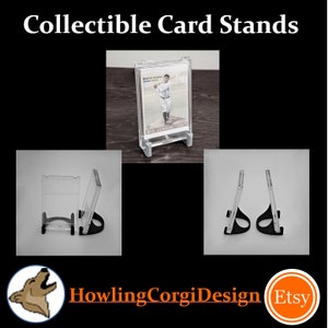 Puede incluir: Dos soportes para tarjetas de acrílico transparente para exhibir tarjetas coleccionables. Los soportes están hechos de acrílico transparente y tienen una base negra. Los soportes se muestran con una tarjeta de béisbol en uno de los soportes.