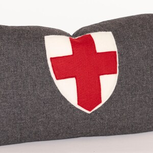 Gran lumbar/bolster almohada gris lana con cross/Shield Heraldic Appliqué -- 14.5 x 25.5" - incluye inserto de plumas/abajo